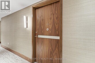 1 Concord Cityplace Wy in Toronto, ON - Building Photo - Building Photo