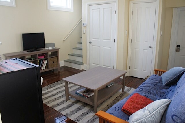 818 Hollins St in Baltimore, MD - Building Photo