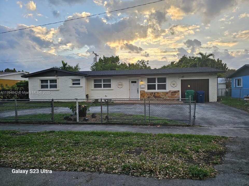 19730 NE 10th Ct in Miami, FL - Building Photo