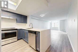 300-300 Webb Dr in Mississauga, ON - Building Photo - Building Photo