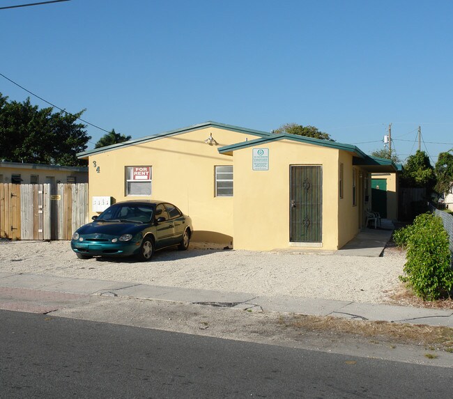 34 SW 6th Ave in Dania, FL - Building Photo - Building Photo