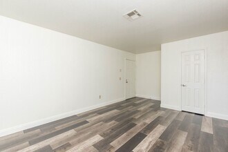 2606 S Durango Dr in Las Vegas, NV - Building Photo - Building Photo