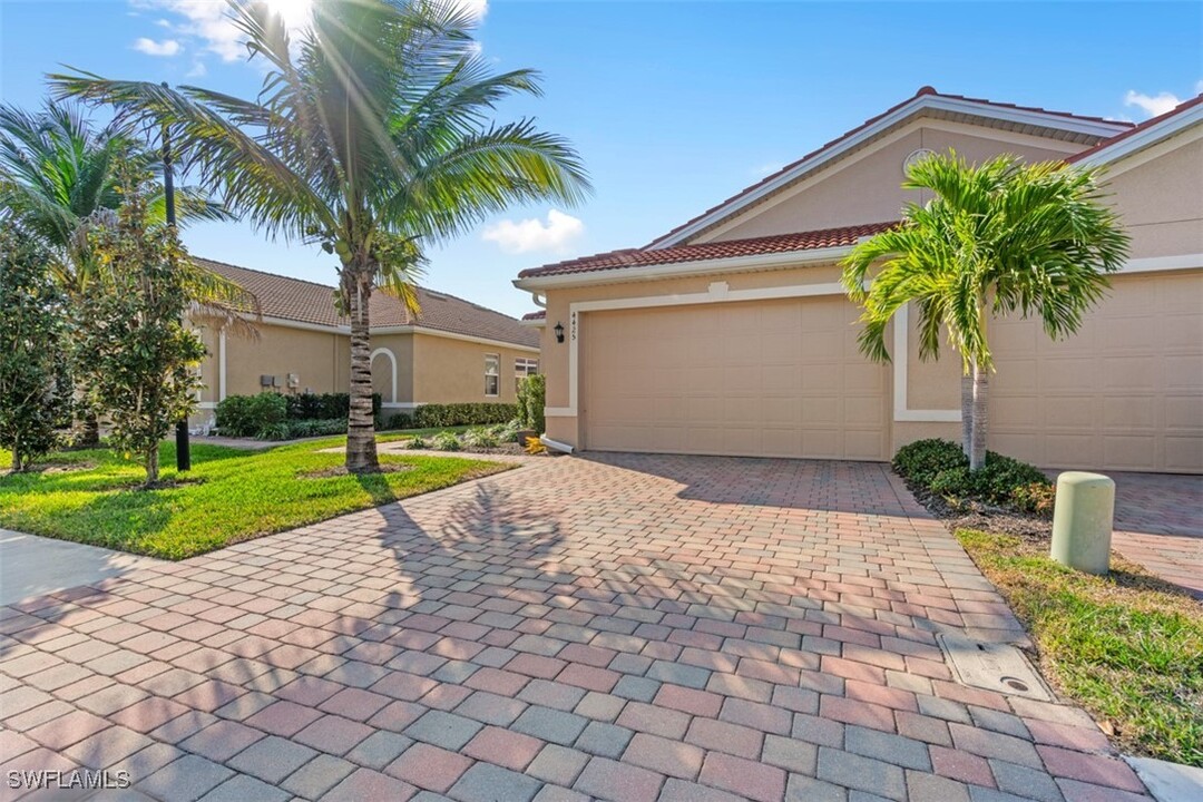 4425 Dutchess Park Rd in Ft. Myers, FL - Building Photo