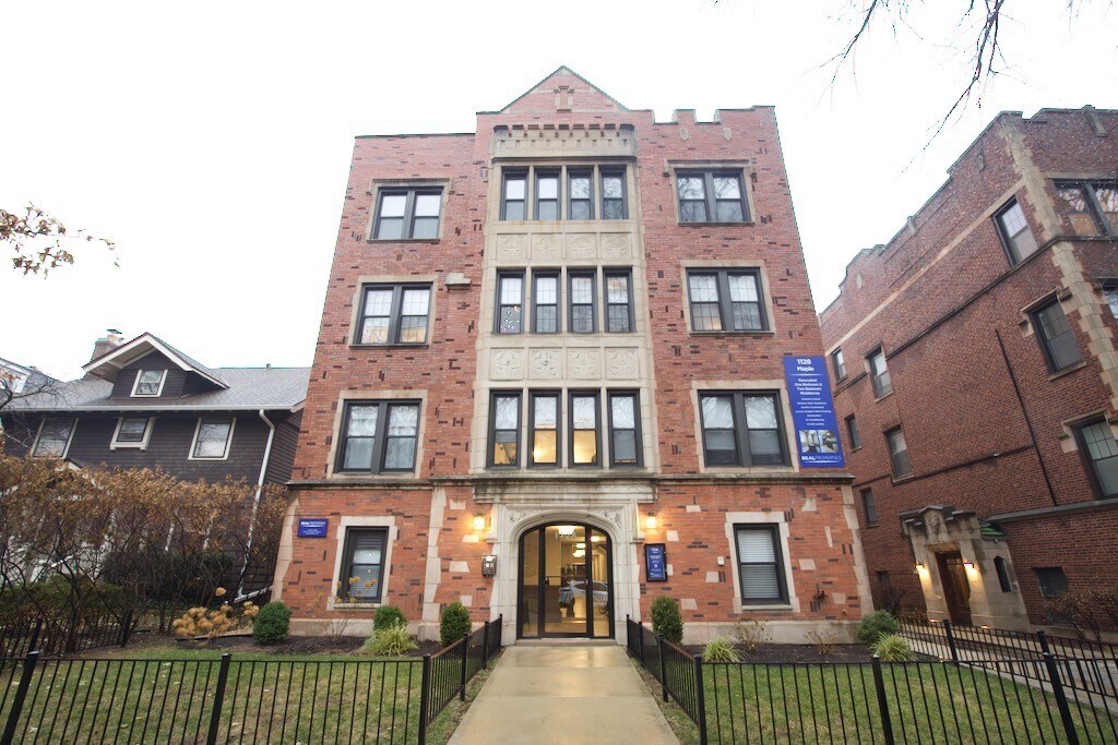 1133 Maple Ave, Unit A4 in Evanston, IL - Building Photo