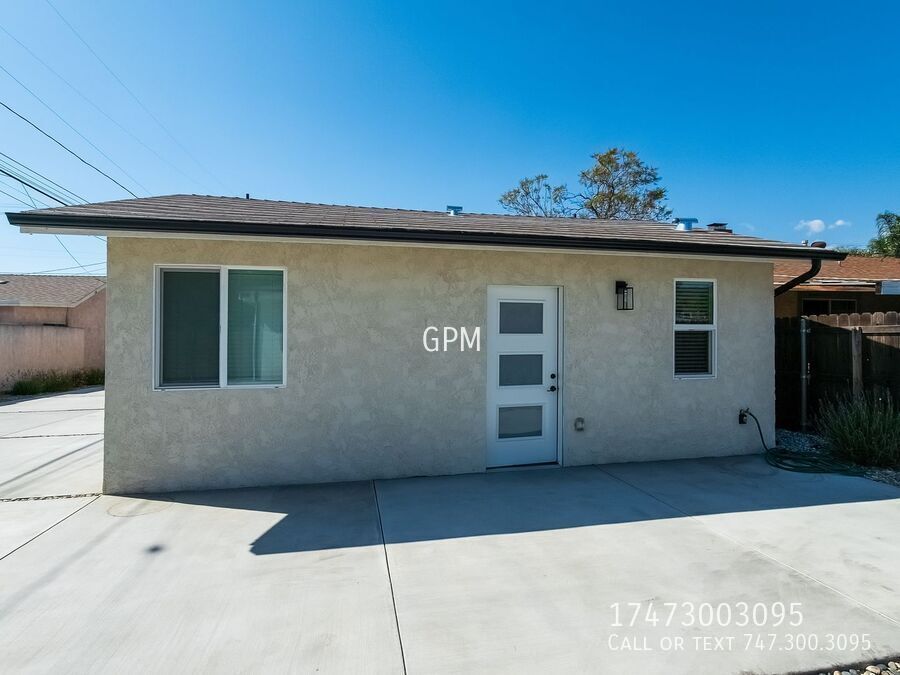 11022 1/2 Penrose St. in Los Angeles, CA - Building Photo