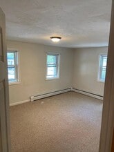 171 Center Ave, Unit Apt 1 in Middleboro, MA - Foto de edificio - Building Photo