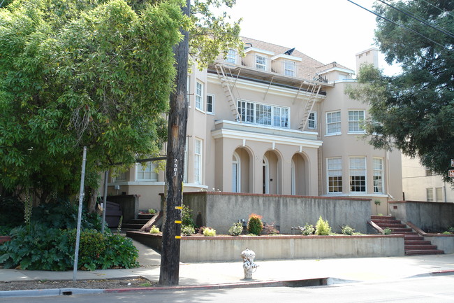 2425 Piedmont Ave in Berkeley, CA - Foto de edificio - Building Photo