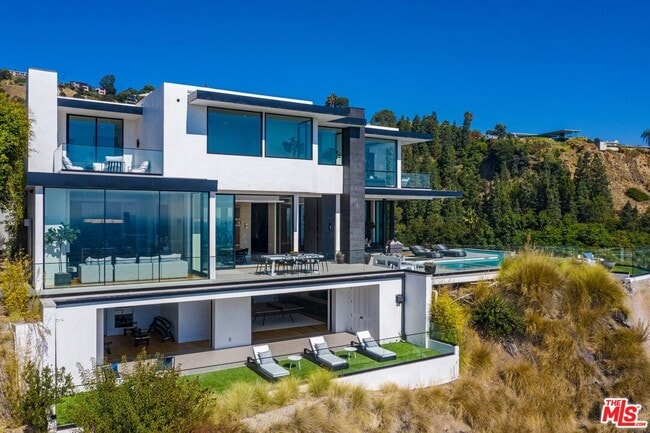 8366 Sunset View Dr in Los Angeles, CA - Building Photo - Building Photo
