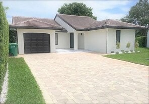 7168 SW 103rd Court Cir in Miami, FL - Building Photo