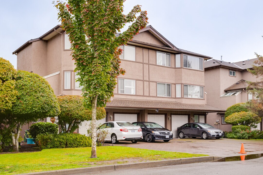 Bridge View Courts in Richmond, BC - Building Photo