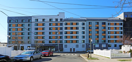 Beach Green North in Far Rockaway, NY - Foto de edificio - Building Photo