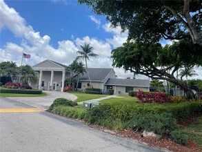 1190 Washington Cir in Homestead, FL - Building Photo - Building Photo