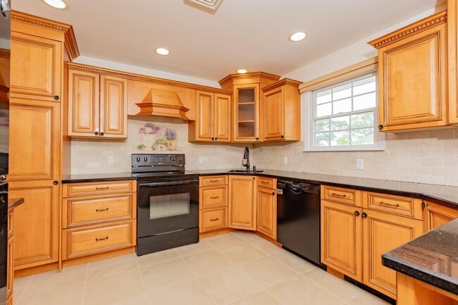 520 Hyman Ave in West Islip, NY - Building Photo - Building Photo