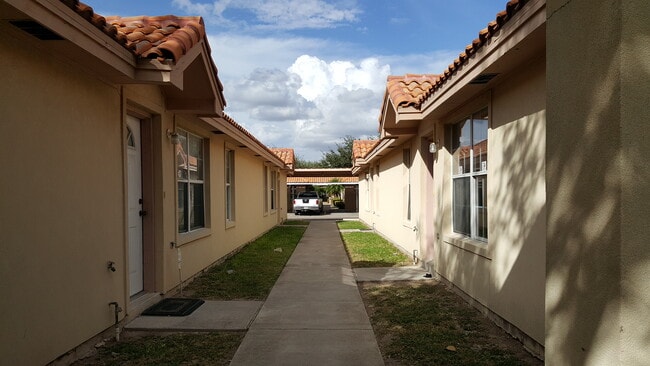 2512 Redbud Ave, Unit 2 in McAllen, TX - Building Photo - Building Photo