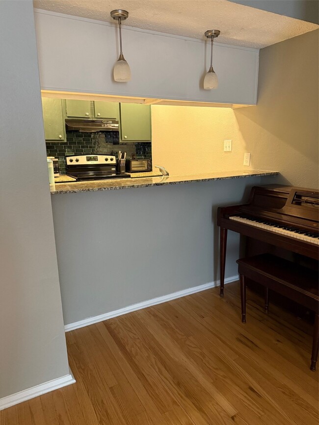 property at 7112 N Holiday Dr