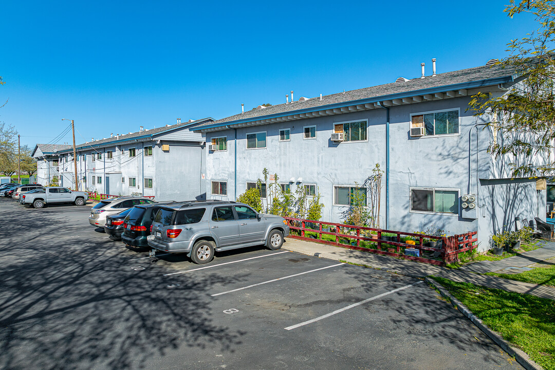 Johnston Park Apartments in Sacramento, CA - Building Photo