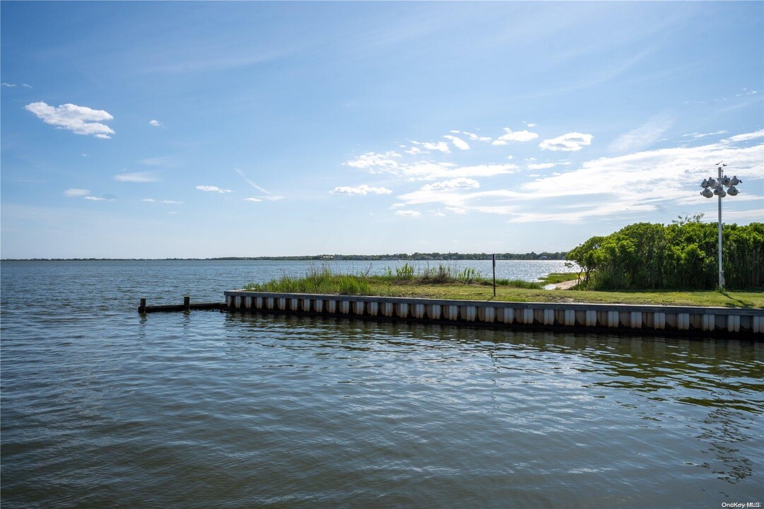 27 Canvasback Ln in East Quogue, NY - Building Photo