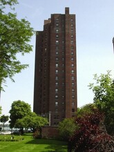 Detroit Towers in Detroit, MI - Foto de edificio - Building Photo