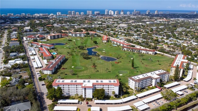 37 High Point Cir E in Naples, FL - Foto de edificio - Building Photo