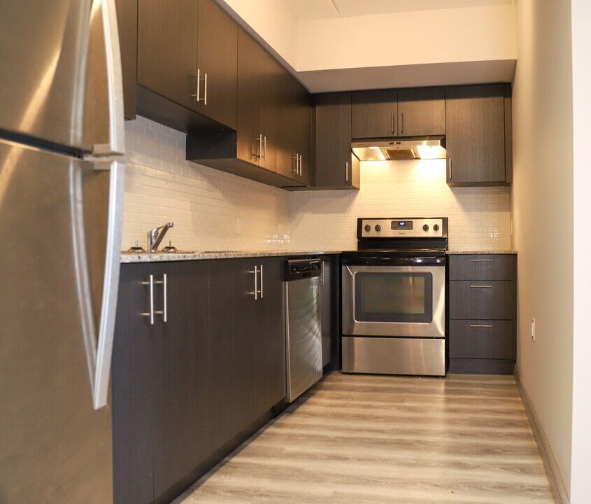 275 Larch St in Waterloo, ON - Building Photo