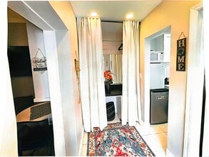 903 SE 14th St, Unit Studio in Fort Lauderdale, FL - Building Photo - Building Photo