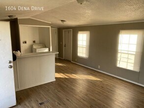 1604 Dena Dr in Memphis, TN - Building Photo - Building Photo