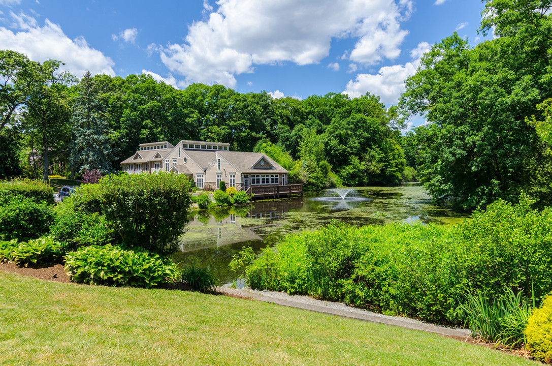 Cowesett Hills in Warwick, RI - Foto de edificio