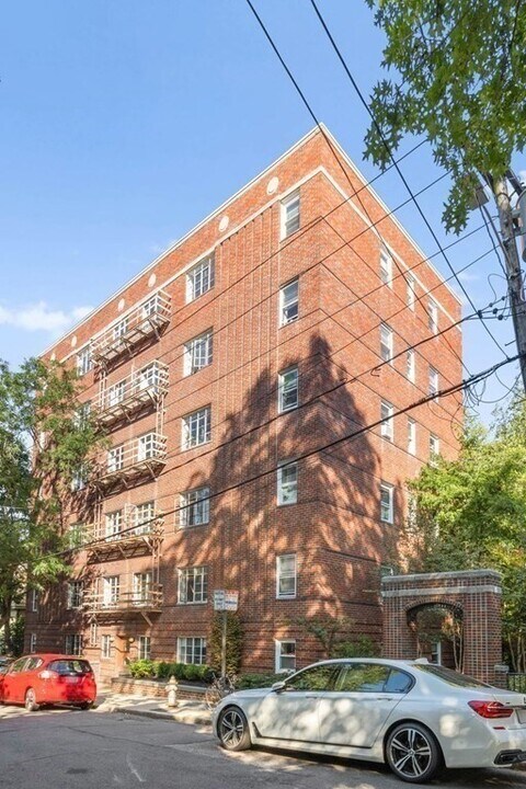 43 Highland Ave in Cambridge, MA - Building Photo
