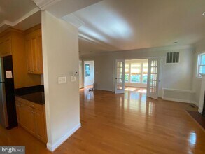 7206 44th St in Chevy Chase, MD - Foto de edificio - Building Photo