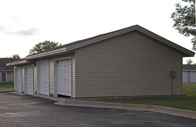 Shoreline Commons in Howard Lake, MN - Foto de edificio - Building Photo