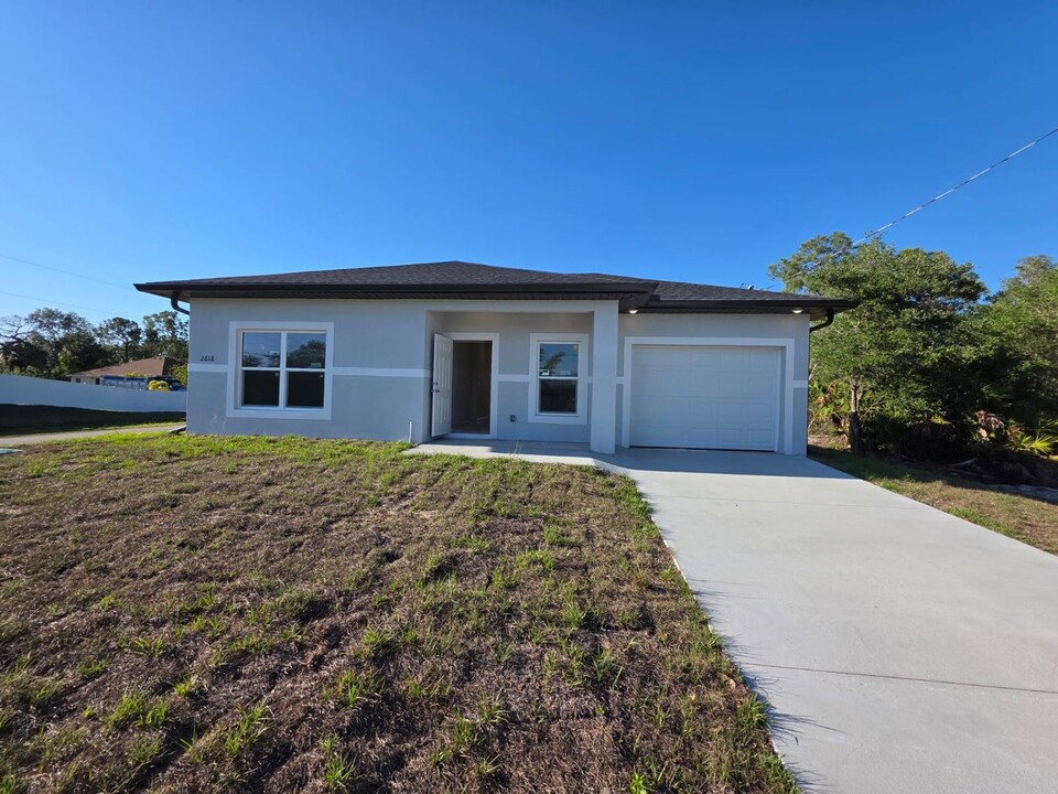 2618 53rd St SW in Lehigh Acres, FL - Foto de edificio