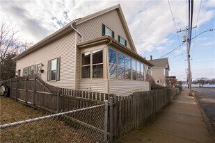 12 Washington St in Bristol, RI - Building Photo