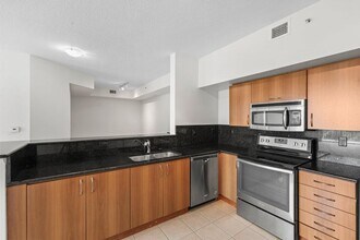 255 NE 3rd Ave, Unit 255 NE 3rd Avenue 2-407 in Delray Beach, FL - Foto de edificio - Building Photo