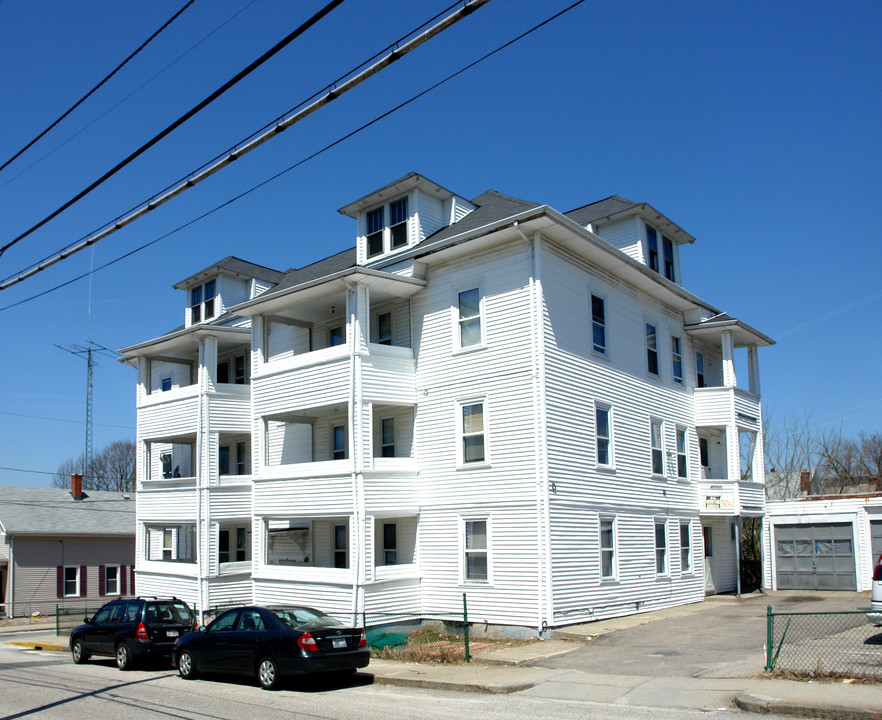 86 Pine St in Woonsocket, RI - Foto de edificio