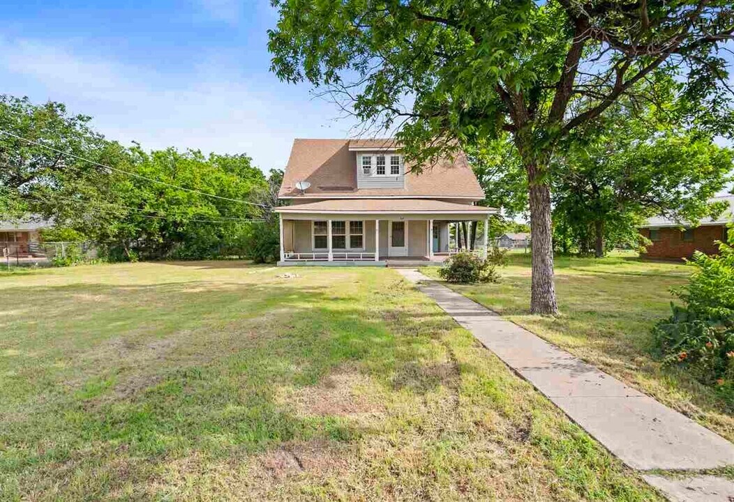 816 E Gilbert St in Henrietta, TX - Building Photo