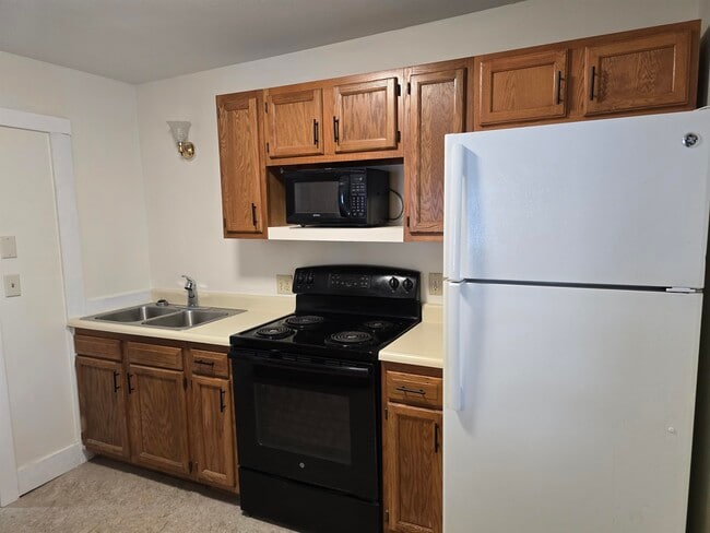 147-149-149 Laurel St in Newport, NH - Building Photo - Building Photo