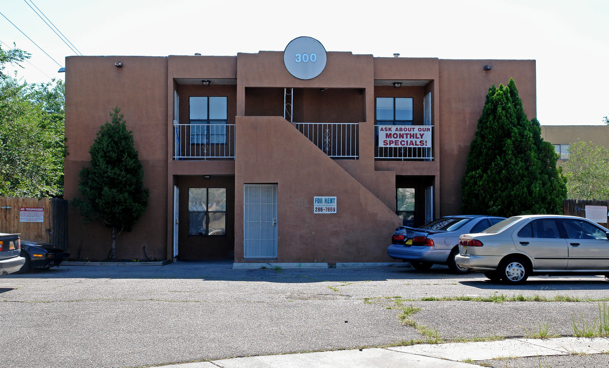 300 Whispering Sands Ct SE in Albuquerque, NM - Foto de edificio