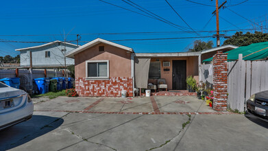 4875 Axtell St in Los Angeles, CA - Building Photo - Building Photo