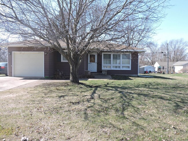 property at 1526 W 2nd St