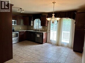 945 Imperial Crescent in Windsor, ON - Building Photo - Building Photo