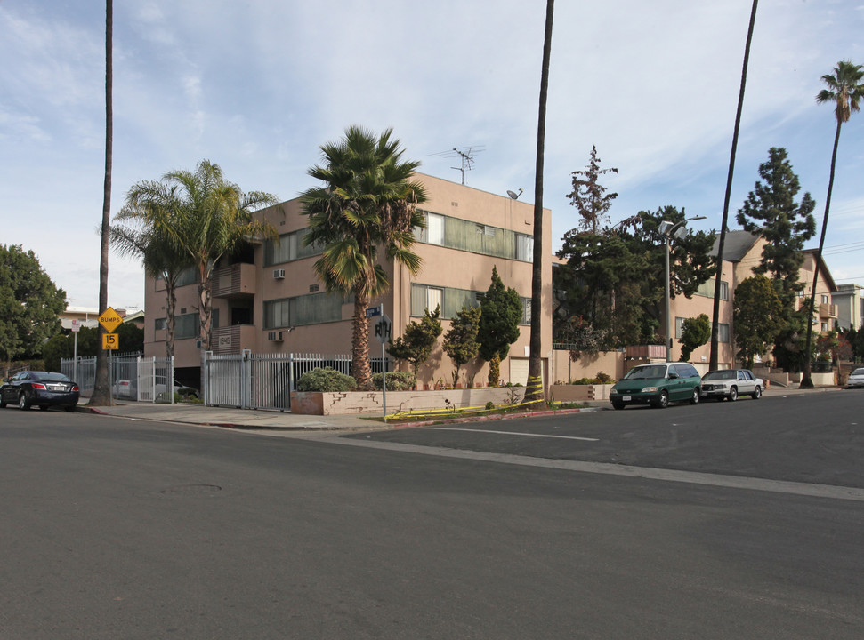 5135 Harold Way in Los Angeles, CA - Building Photo