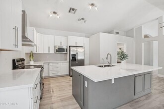129 N Joshua Tree Ln in Gilbert, AZ - Building Photo - Building Photo