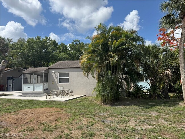 2058 Bayside Pkwy in Ft. Myers, FL - Building Photo - Building Photo