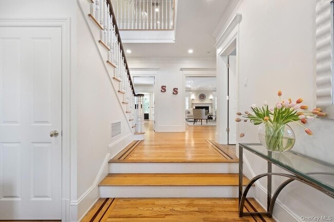 11 School Ln in Scarsdale, NY - Foto de edificio - Building Photo