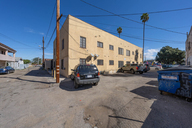 6417 S Vermont Ave in Los Angeles, CA - Building Photo - Building Photo