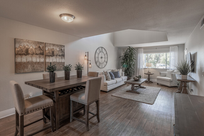 Country Club Villas/Country Club Terrace in Upland, CA - Foto de edificio - Interior Photo