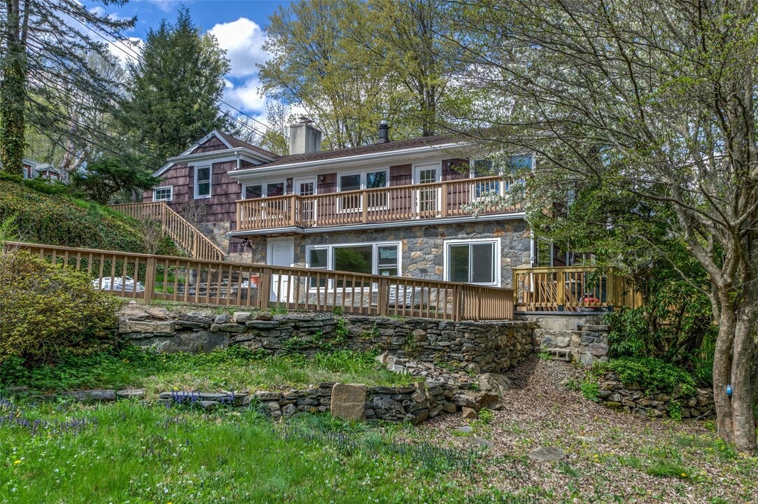 135 Old Mt Kisco Rd in Armonk, NY - Building Photo