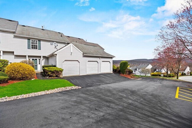 4 Woodbine Dr in Woodbury, NY - Building Photo - Building Photo