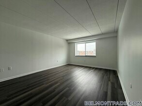 55 Hill Rd, Unit 401 in Belmont, MA - Foto de edificio - Building Photo