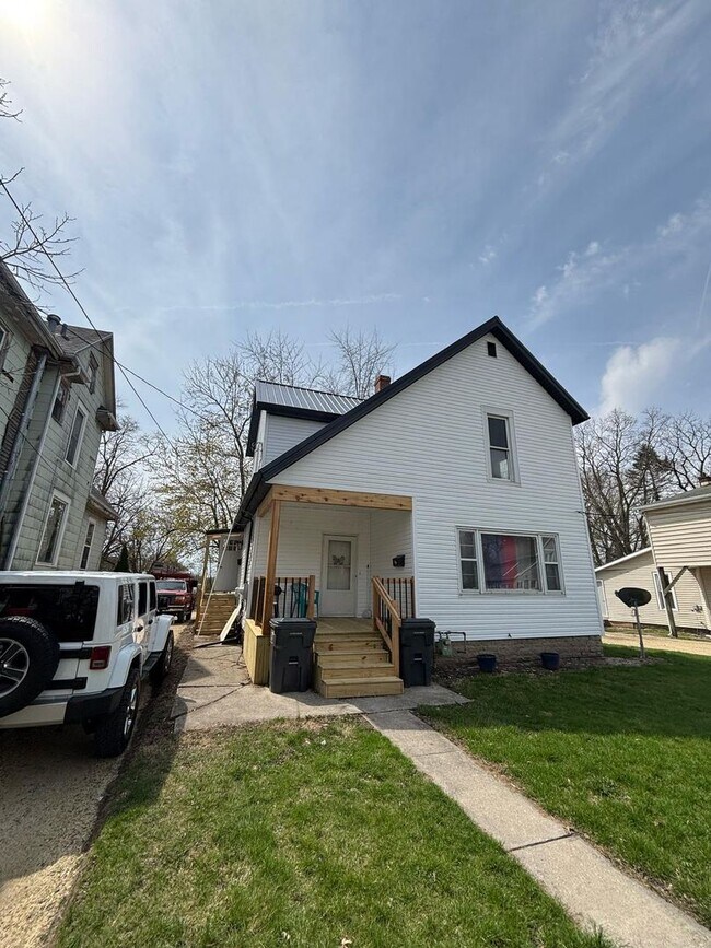 property at 931 1/2-931 1/2 W Wayne St